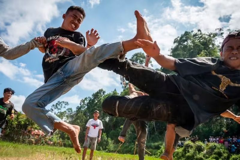 เท้าสู้ฟัด “ซิเซ็มบะ” ประเพณีประเภณีทรงพลังแห่งโตราจา